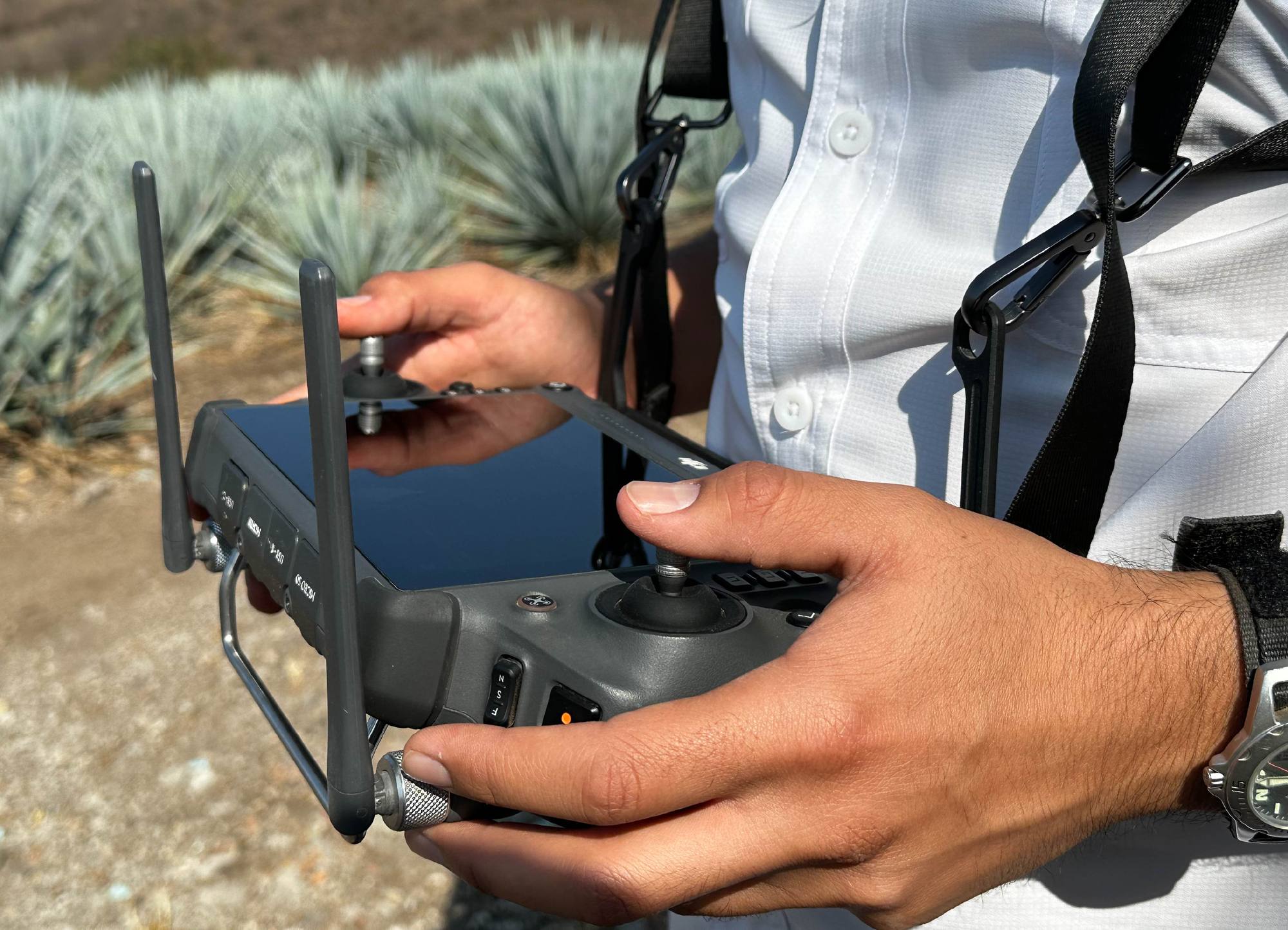 Piloto de DonDron operando el control de un dron agrícola
